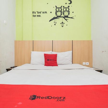 Hotel RedDoorz @ Darmo Surabaya Exterior foto